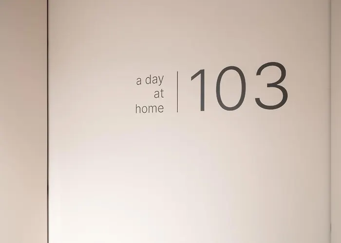 Готель At - Late Arrival Self Check In Грац