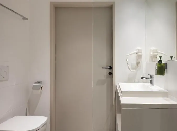 At - Late Arrival Self Check In Готель *