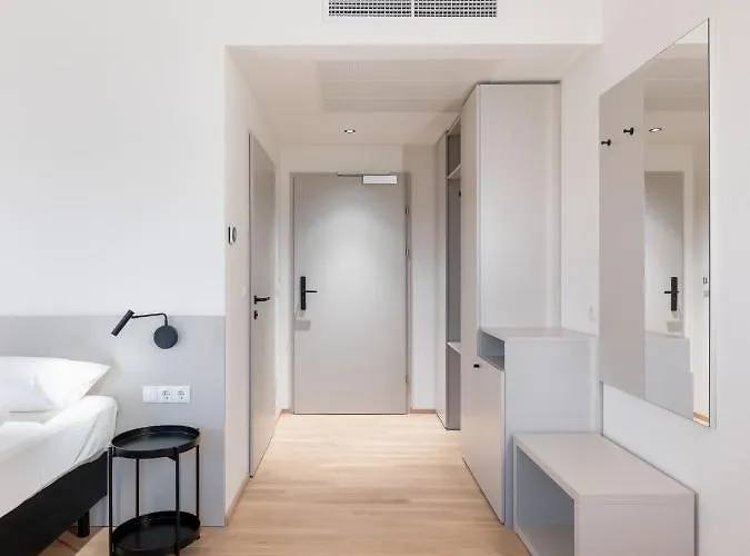 At - Late Arrival Self Check In Готель Грац