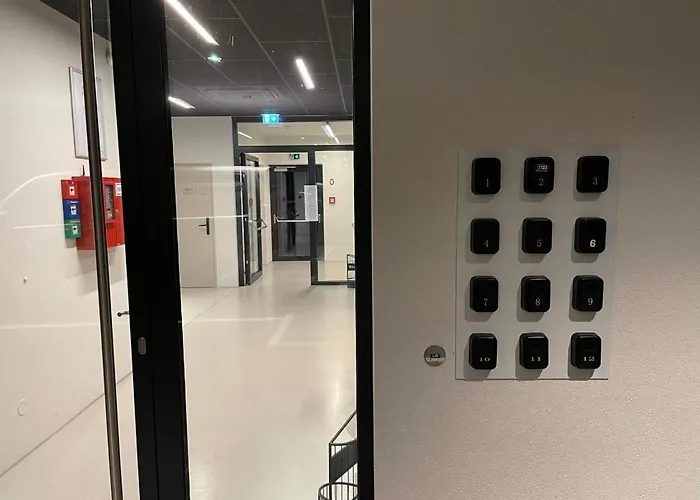 Готель At - Late Arrival Self Check In Грац